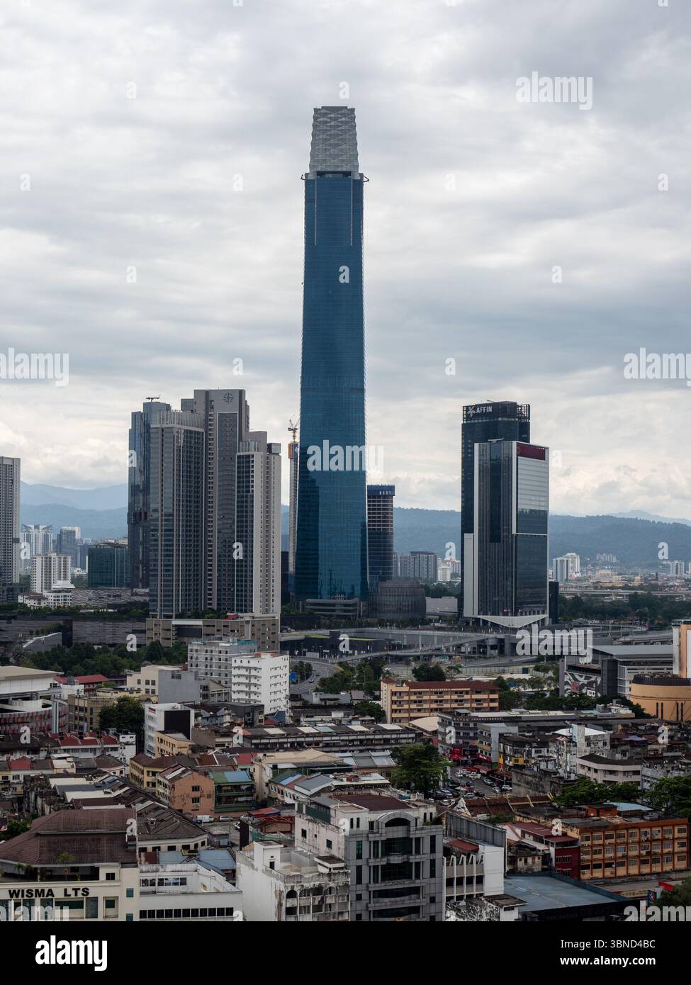 Kuala Lumpur, Malesia - 9 febbraio 2025 - Una vista dell'edificio Exchange 106 in una giornata nuvolosa. Foto Stock