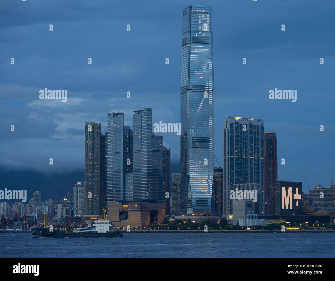 L'ICC International Commerce Centre e il nuovo museo M+ di cultura visiva di Hong Kong, Victoria Harbour, Hong Kong, Cina. Foto Stock