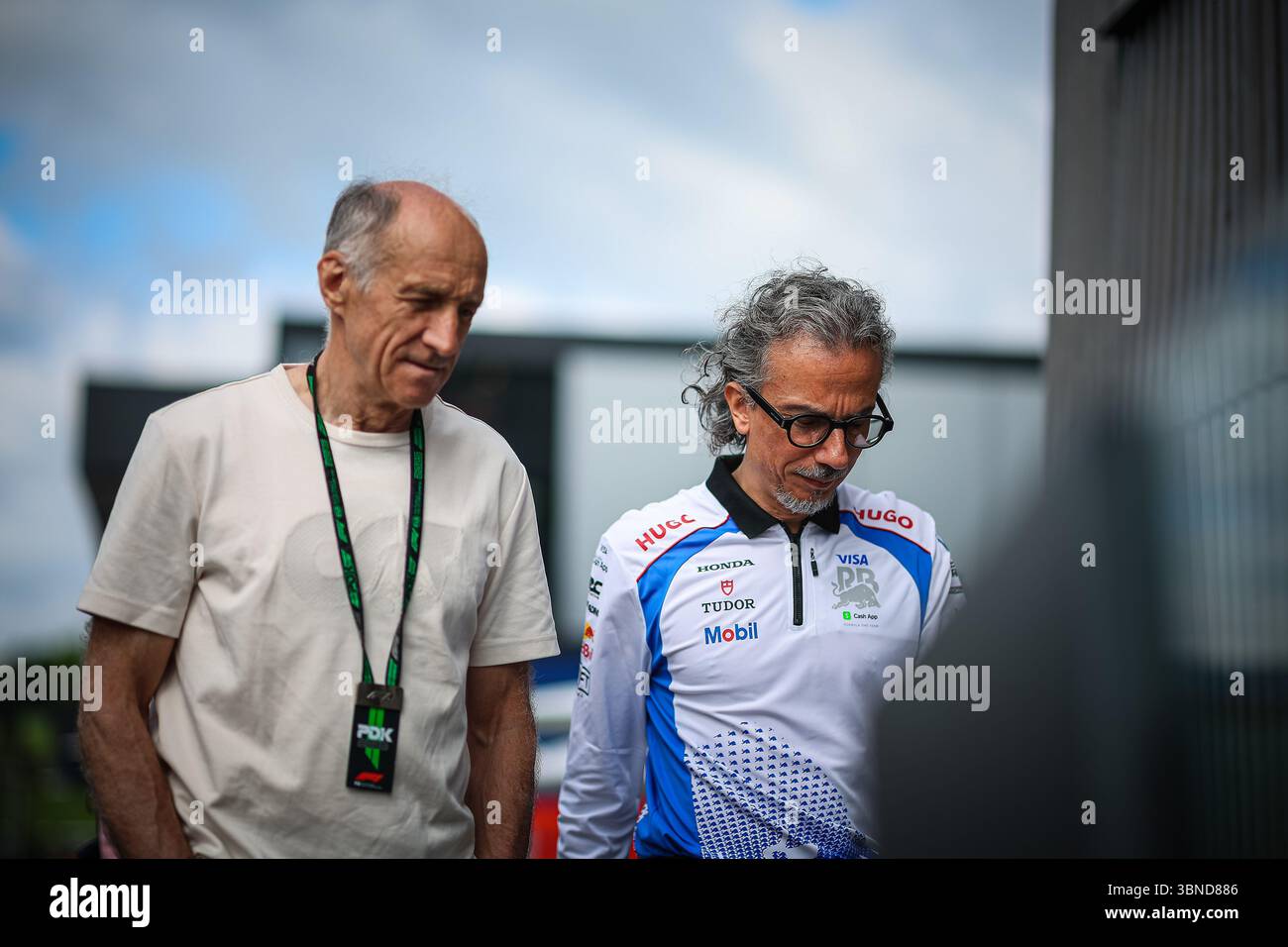 Laurent Mekies, Team Principal presso Visa Cash App, Racing Bulls, con il vecchio team manager Racing Buls: Franz Tost durante il GP d'Austria, Spielberg 26- Foto Stock