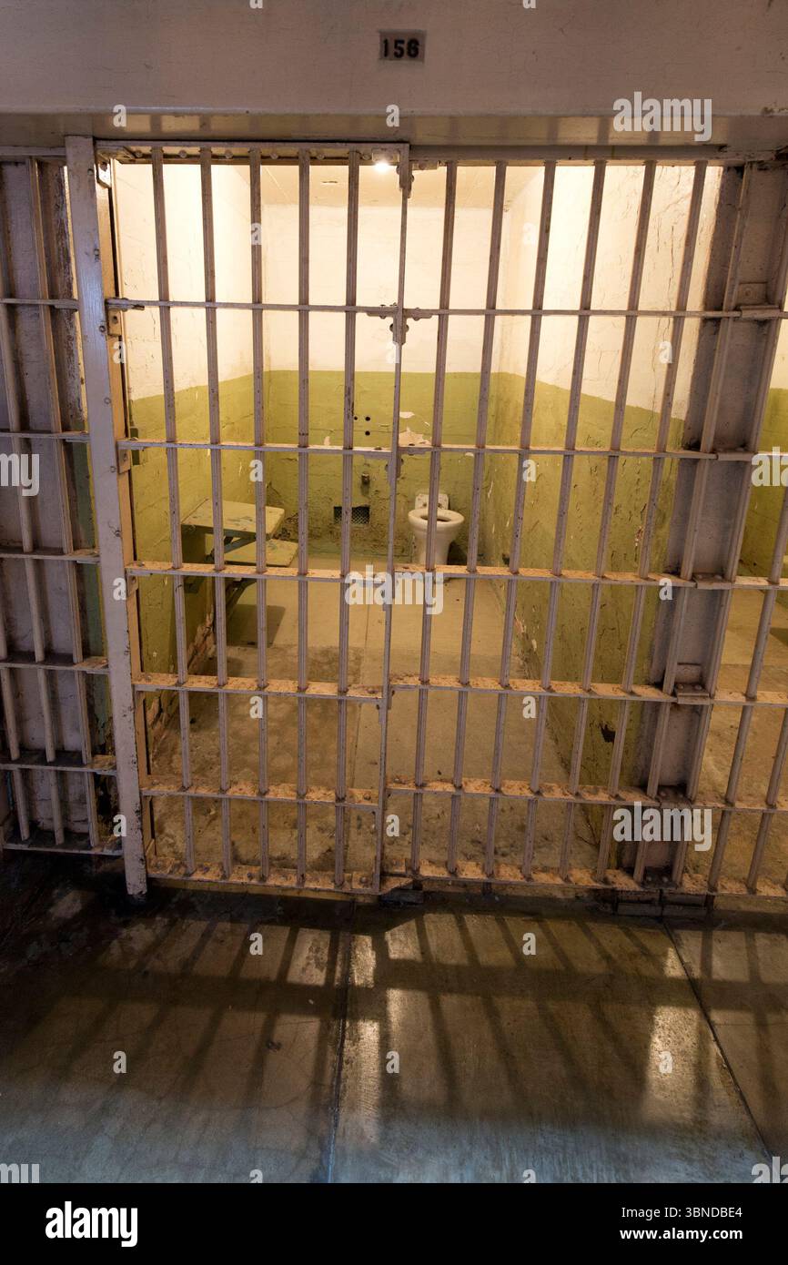 Una cella nella prigione di Alcatraz nella Baia di San Francisco, California, negli Stati Uniti Foto Stock