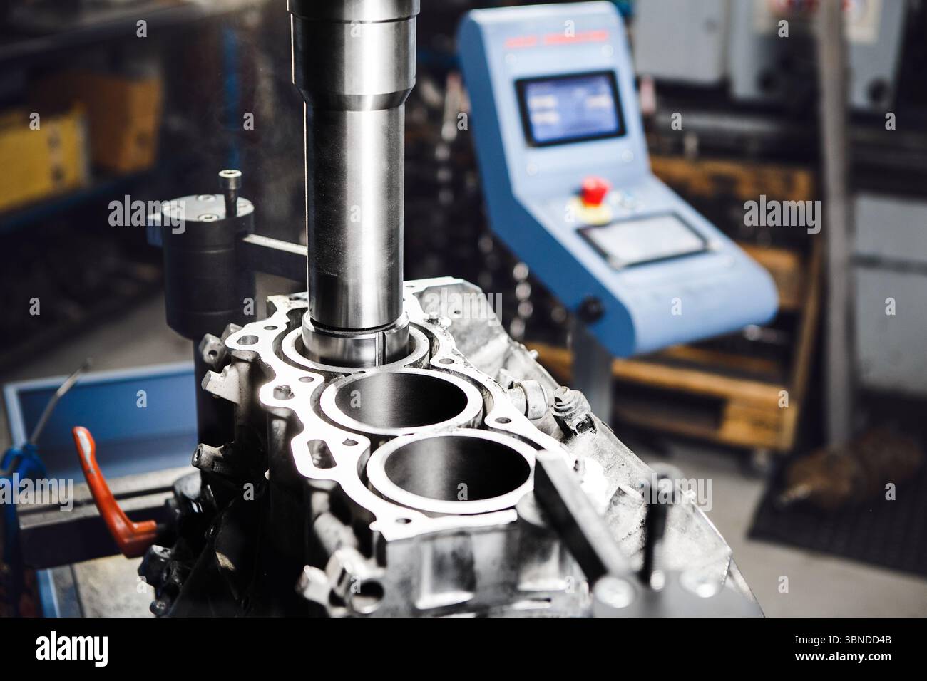 Alesaggio sotto il pistone dopo il manicotto del motore utilizzando una macchina a controllo numerico computerizzato. Alesaggio del cilindro motore su macchina cnc. Foto Stock
