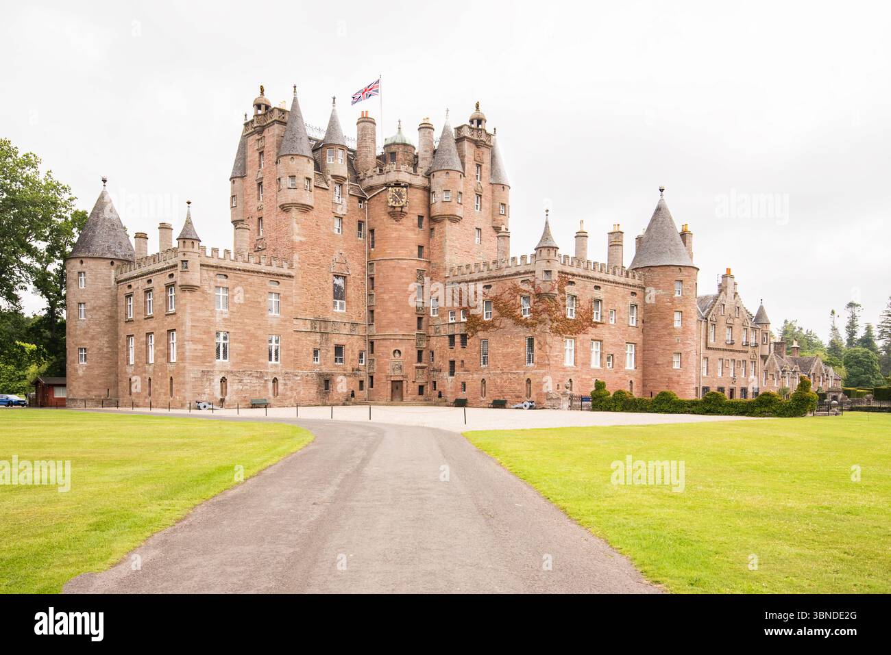 Un famoso castello e giardini scozzesi, il castello di Glamis ad Angus e Dundee .... La casa d'infanzia di HM Elizabeth la Regina madre. Foto Stock