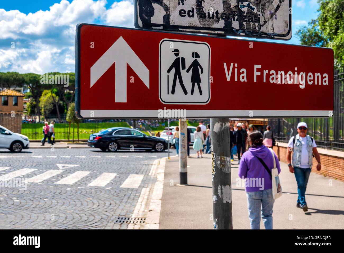 Cartello di direzione ufficiale via Francigena vicino al Circo massimo a Roma, in Italia, con il simbolo e la freccia del pellegrino. Foto Stock
