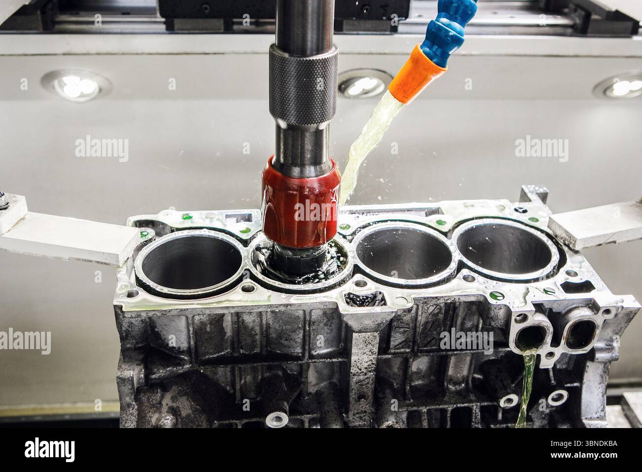 Lavoro della macchina per levigatura cilindri. Foratura diamantata dei dettagli dell'auto su una macchina CNC. Foto Stock