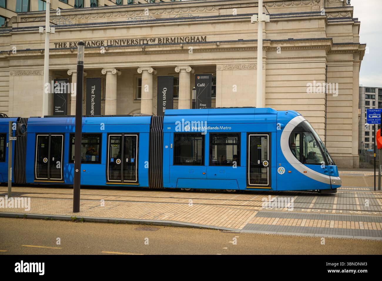 Un tram della West Midlands Metro passa per Centenery Square, Birmingham, Inghilterra Foto Stock