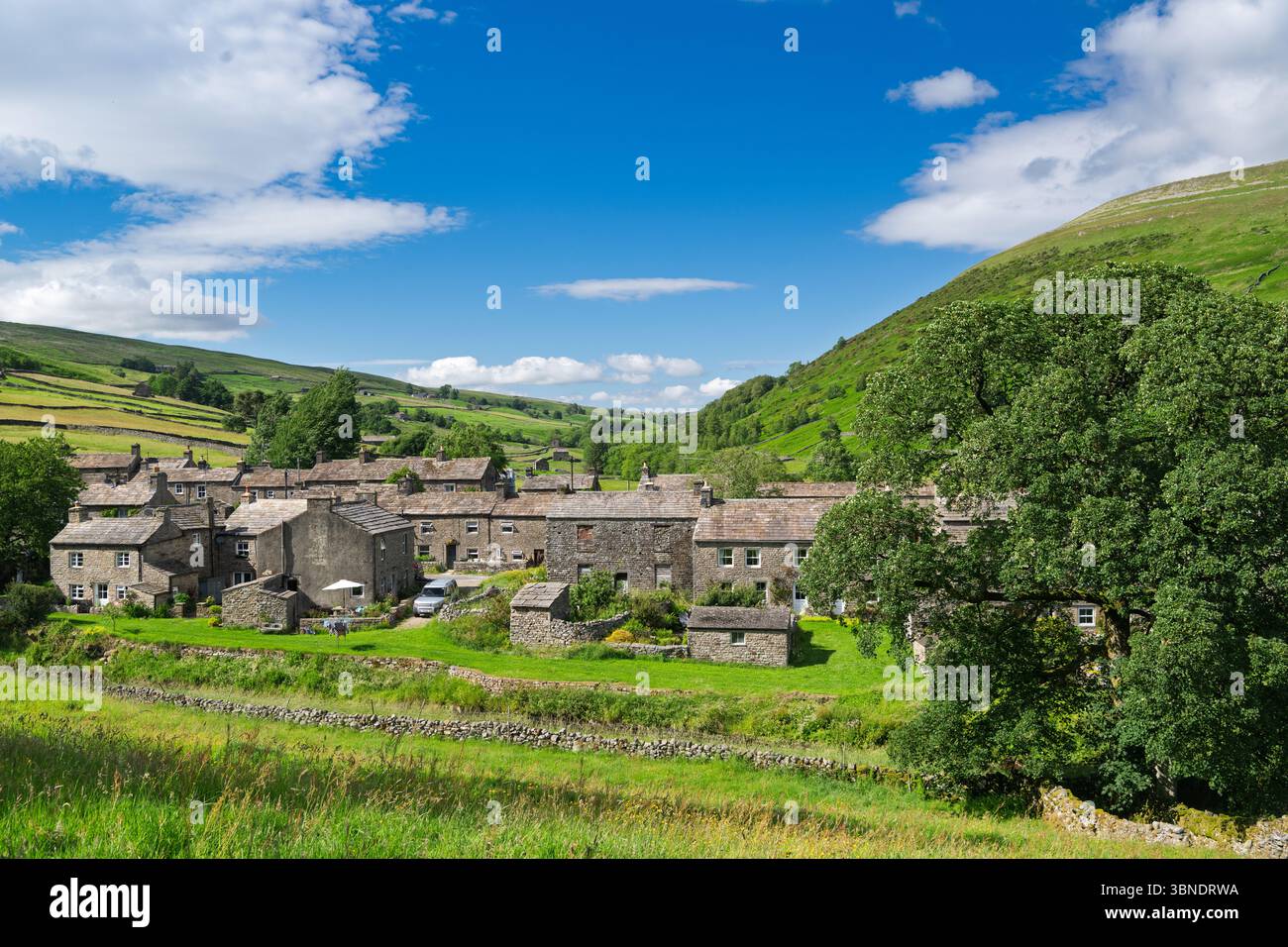 Piccolo borgo di Thwaite, che contiene molte seconde case, che mettono sotto pressione la popolazione locale, vicino al capo di Swaledale nello Yorkshir Foto Stock