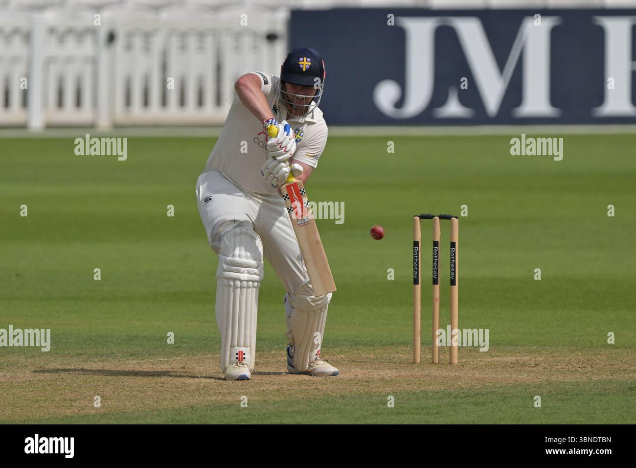 Londra, Inghilterra, 1 luglio 2025: Alex Lees di Durham viene beccato dietro per 125 durante il Rothesay County Championship, Division One game tra Surrey e Durham al Kia Oval, Londra, Inghilterra. Crediti: Keith Gillard/Alamy Live News Foto Stock