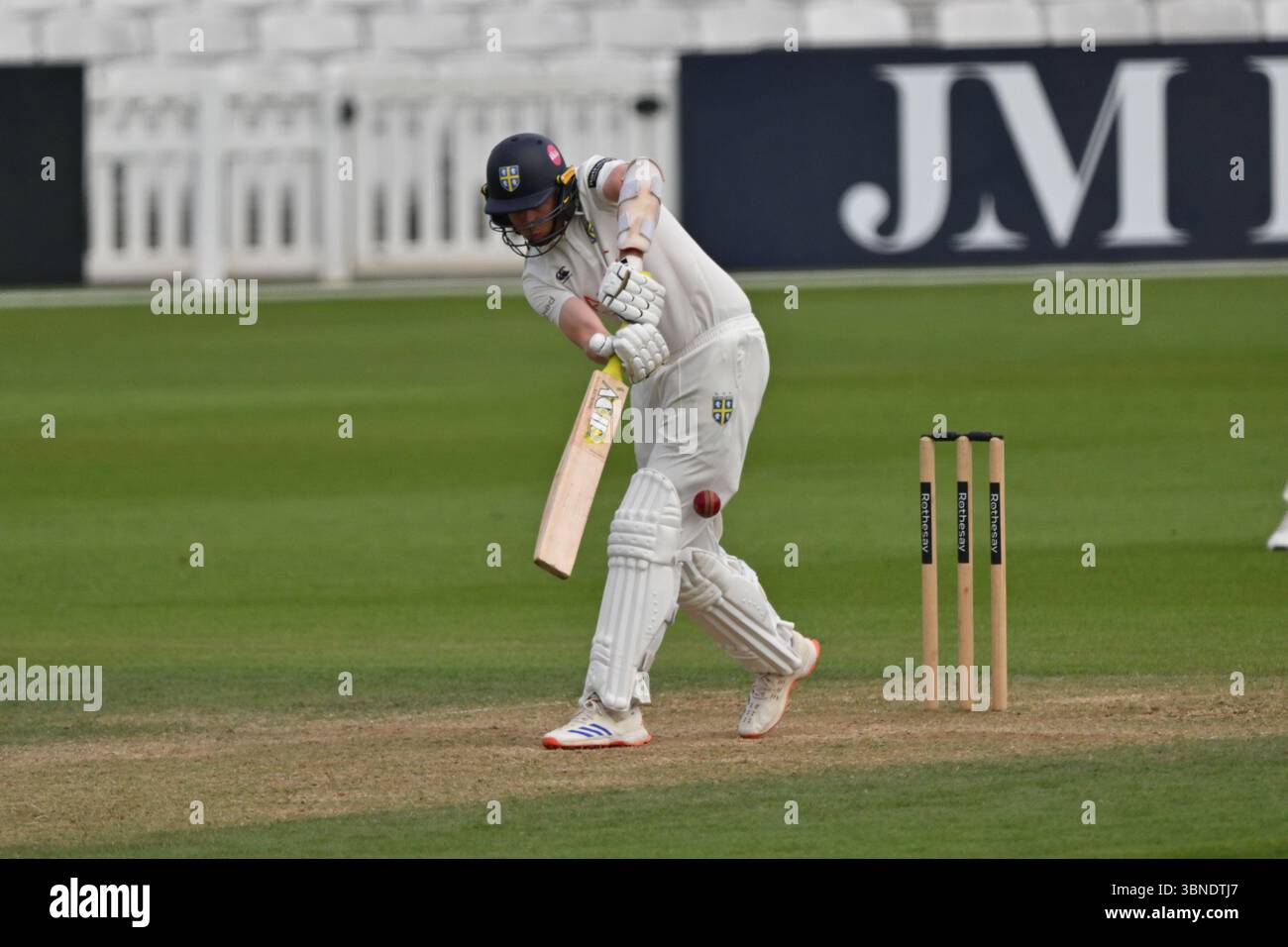 Londra, Inghilterra, 1 luglio 2025: George Drissell di Durham durante il Rothesay County Championship, partita di Division One tra Surrey e Durham al Kia Oval di Londra, Inghilterra. Crediti: Keith Gillard/Alamy Live News Foto Stock