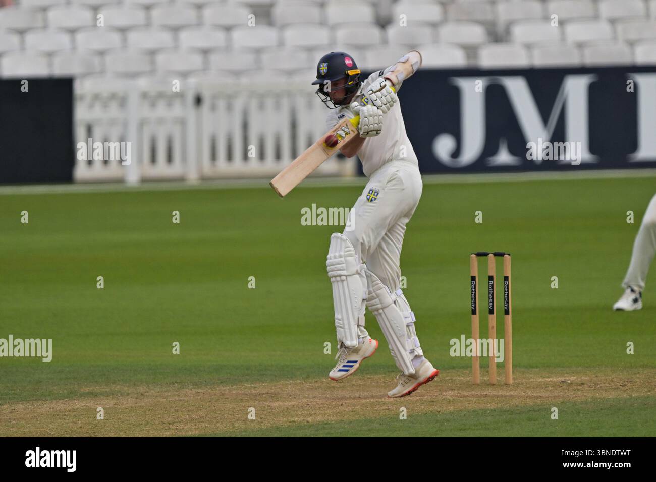 Londra, Inghilterra, 1 luglio 2025: George Drissell di Durham durante il Rothesay County Championship, partita di Division One tra Surrey e Durham al Kia Oval di Londra, Inghilterra. Crediti: Keith Gillard/Alamy Live News Foto Stock