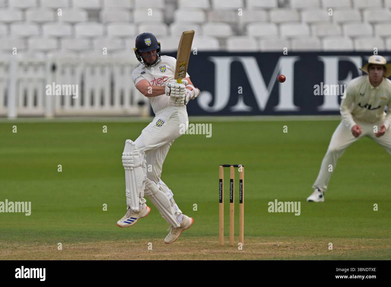 Londra, Inghilterra, 1 luglio 2025: George Drissell di Durham durante il Rothesay County Championship, partita di Division One tra Surrey e Durham al Kia Oval di Londra, Inghilterra. Crediti: Keith Gillard/Alamy Live News Foto Stock