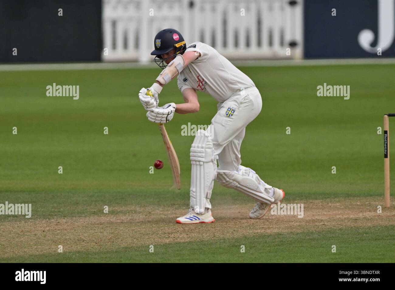 Londra, Inghilterra, 1 luglio 2025: George Drissell di Durham durante il Rothesay County Championship, partita di Division One tra Surrey e Durham al Kia Oval di Londra, Inghilterra. Crediti: Keith Gillard/Alamy Live News Foto Stock