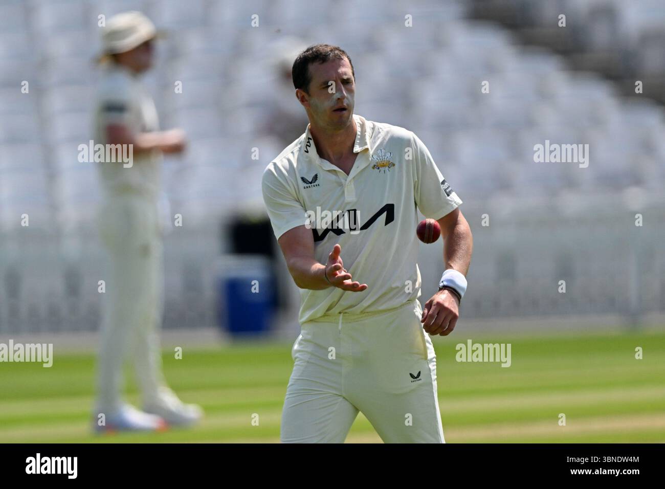 Londra, Inghilterra, 1 luglio 2025: Dan Worrall del Surrey durante il Rothesay County Championship, partita di Division One tra Surrey e Durham al Kia Oval di Londra, Inghilterra. Crediti: Keith Gillard/Alamy Live News Foto Stock