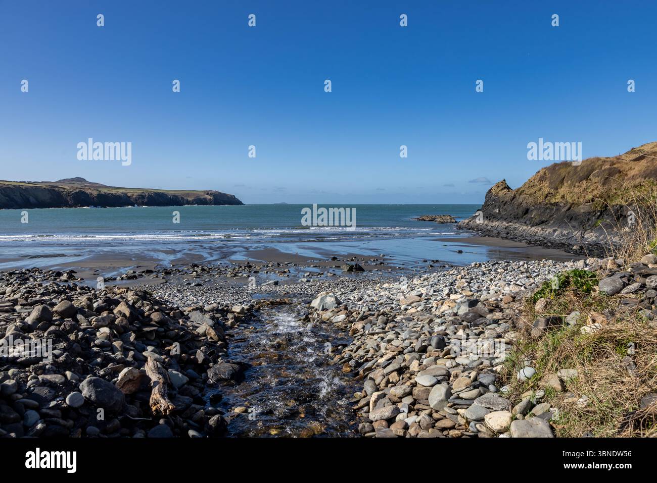 Una vista sull'oceano dalla costa rocciosa del Pembrokeshire, con un cielo blu sopra la testa Foto Stock