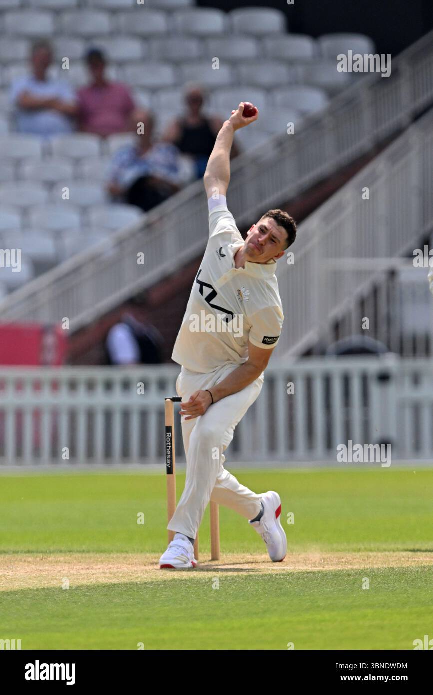 Londra, Inghilterra, 1 luglio 2025: Matthew Fisher del Surrey durante il Rothesay County Championship, Division One game tra Surrey e Durham al Kia Oval, Londra, Inghilterra. Crediti: Keith Gillard/Alamy Live News Foto Stock