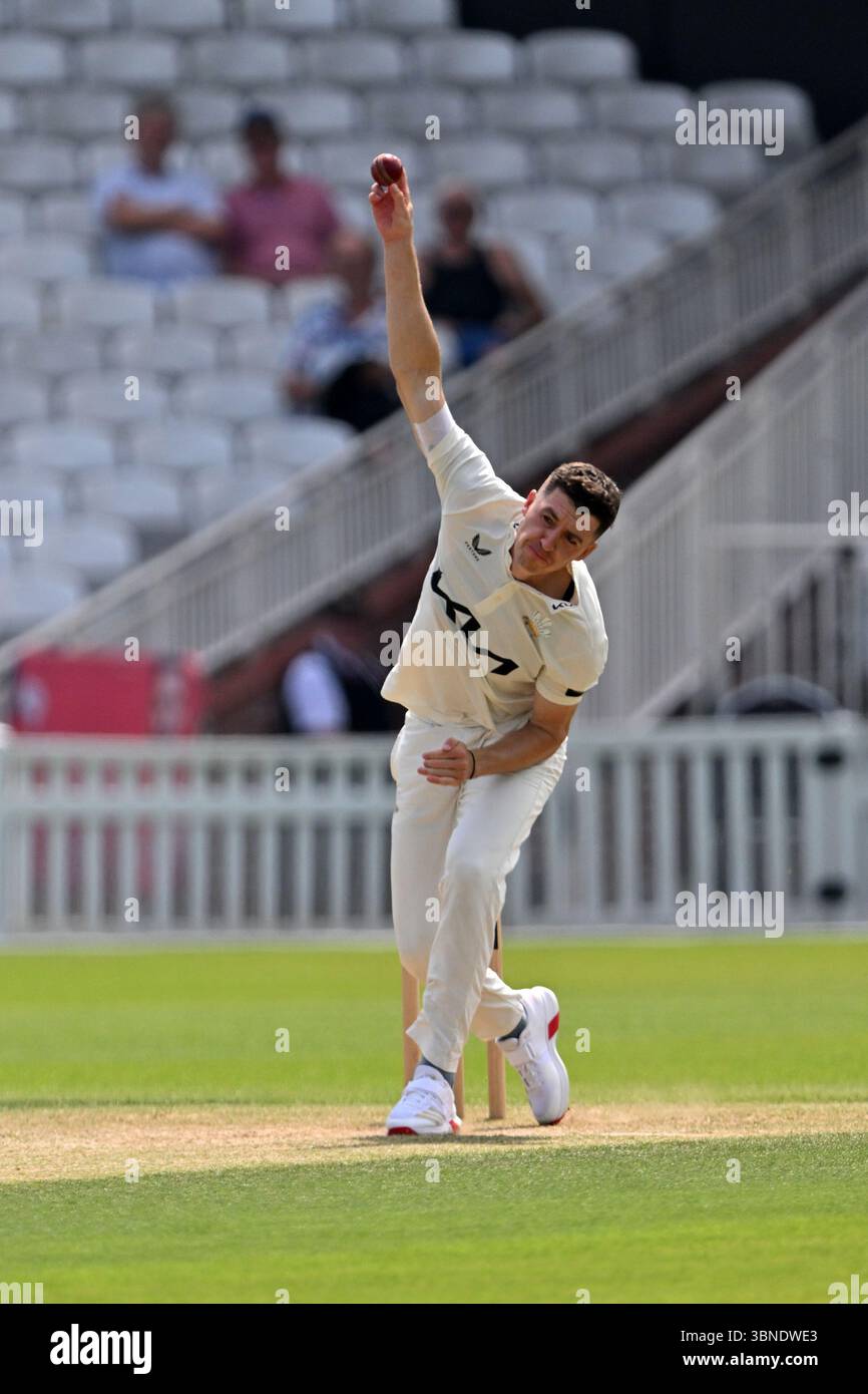 Londra, Inghilterra, 1 luglio 2025: Matthew Fisher del Surrey durante il Rothesay County Championship, Division One game tra Surrey e Durham al Kia Oval, Londra, Inghilterra. Crediti: Keith Gillard/Alamy Live News Foto Stock