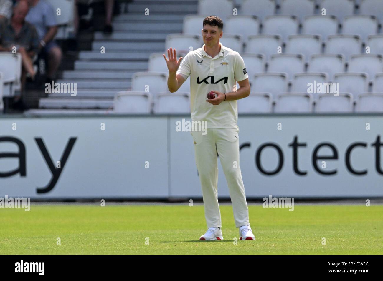 Londra, Inghilterra, 1 luglio 2025: Matthew Fisher del Surrey durante il Rothesay County Championship, Division One game tra Surrey e Durham al Kia Oval, Londra, Inghilterra. Crediti: Keith Gillard/Alamy Live News Foto Stock