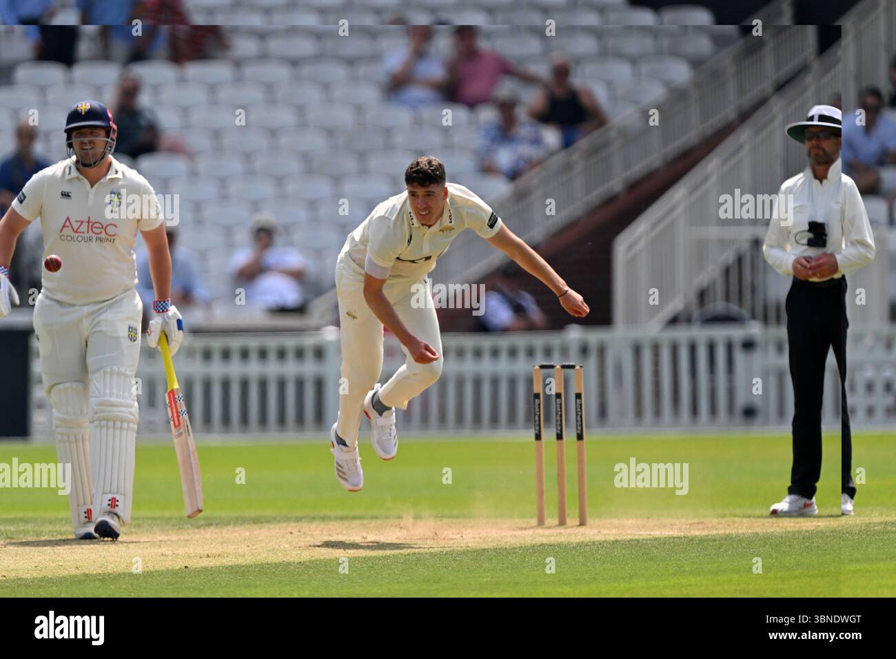 Londra, Inghilterra, 1 luglio 2025: Matthew Fisher del Surrey durante il Rothesay County Championship, Division One game tra Surrey e Durham al Kia Oval, Londra, Inghilterra. Crediti: Keith Gillard/Alamy Live News Foto Stock