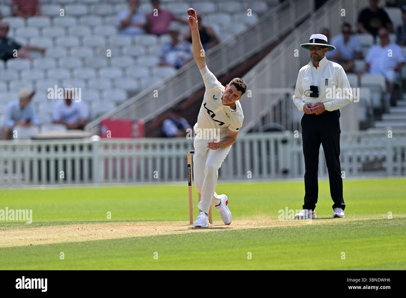 Londra, Inghilterra, 1 luglio 2025: Matthew Fisher del Surrey durante il Rothesay County Championship, Division One game tra Surrey e Durham al Kia Oval, Londra, Inghilterra. Crediti: Keith Gillard/Alamy Live News Foto Stock