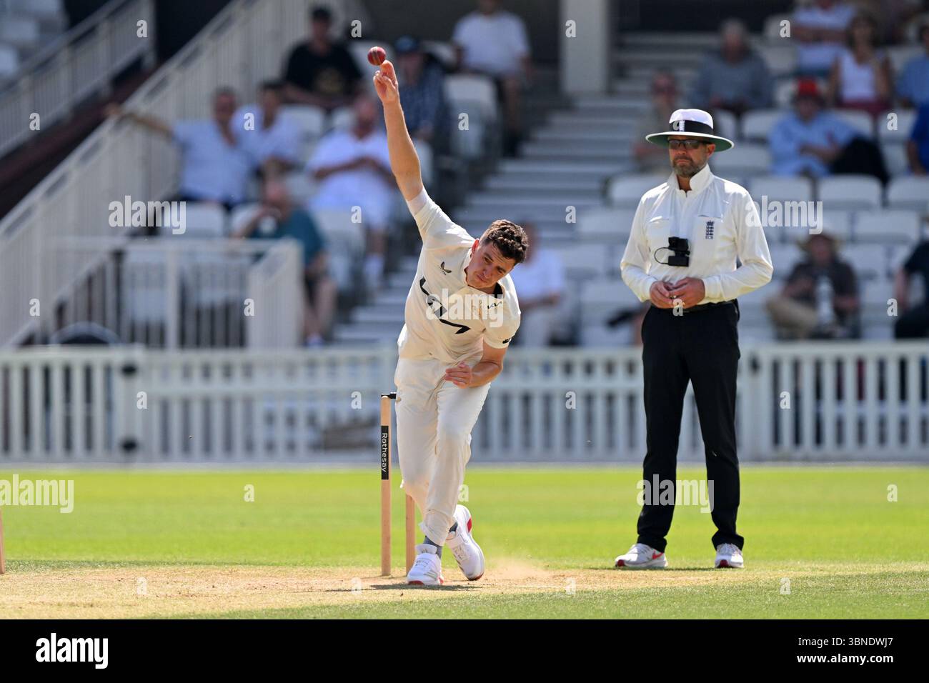 Londra, Inghilterra, 1 luglio 2025: Matthew Fisher del Surrey durante il Rothesay County Championship, Division One game tra Surrey e Durham al Kia Oval, Londra, Inghilterra. Crediti: Keith Gillard/Alamy Live News Foto Stock