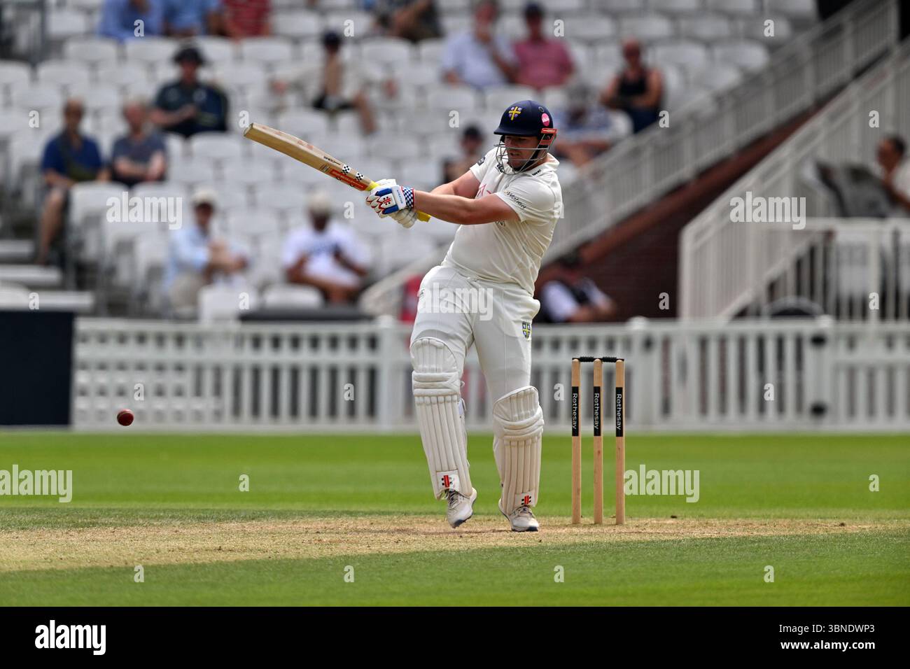 Londra, Inghilterra, 1 luglio 2025: Alex Lees di Durham si reca al 125 durante il Rothesay County Championship, partita di Division One tra Surrey e Durham al Kia Oval di Londra, Inghilterra. Crediti: Keith Gillard/Alamy Live News Foto Stock