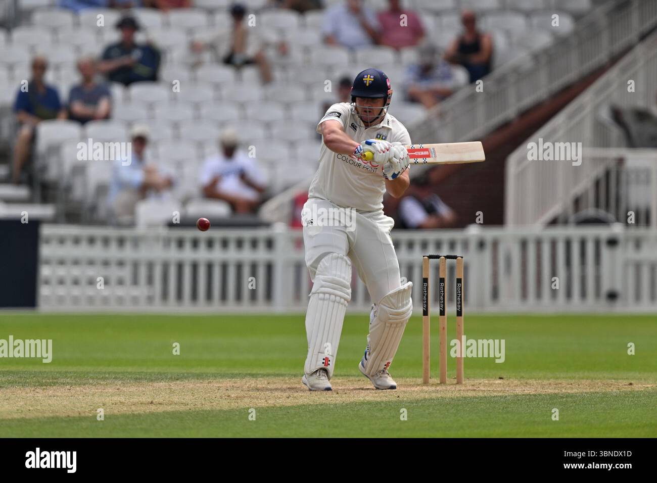 Londra, Inghilterra, 1 luglio 2025: Alex Lees di Durham si reca al 125 durante il Rothesay County Championship, partita di Division One tra Surrey e Durham al Kia Oval di Londra, Inghilterra. Crediti: Keith Gillard/Alamy Live News Foto Stock