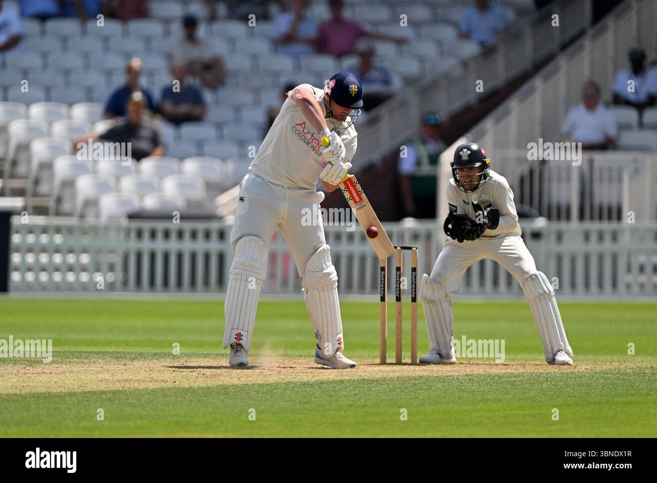 Londra, Inghilterra, 1 luglio 2025: Alex Lees di Durham si reca al 125 durante il Rothesay County Championship, partita di Division One tra Surrey e Durham al Kia Oval di Londra, Inghilterra. Crediti: Keith Gillard/Alamy Live News Foto Stock