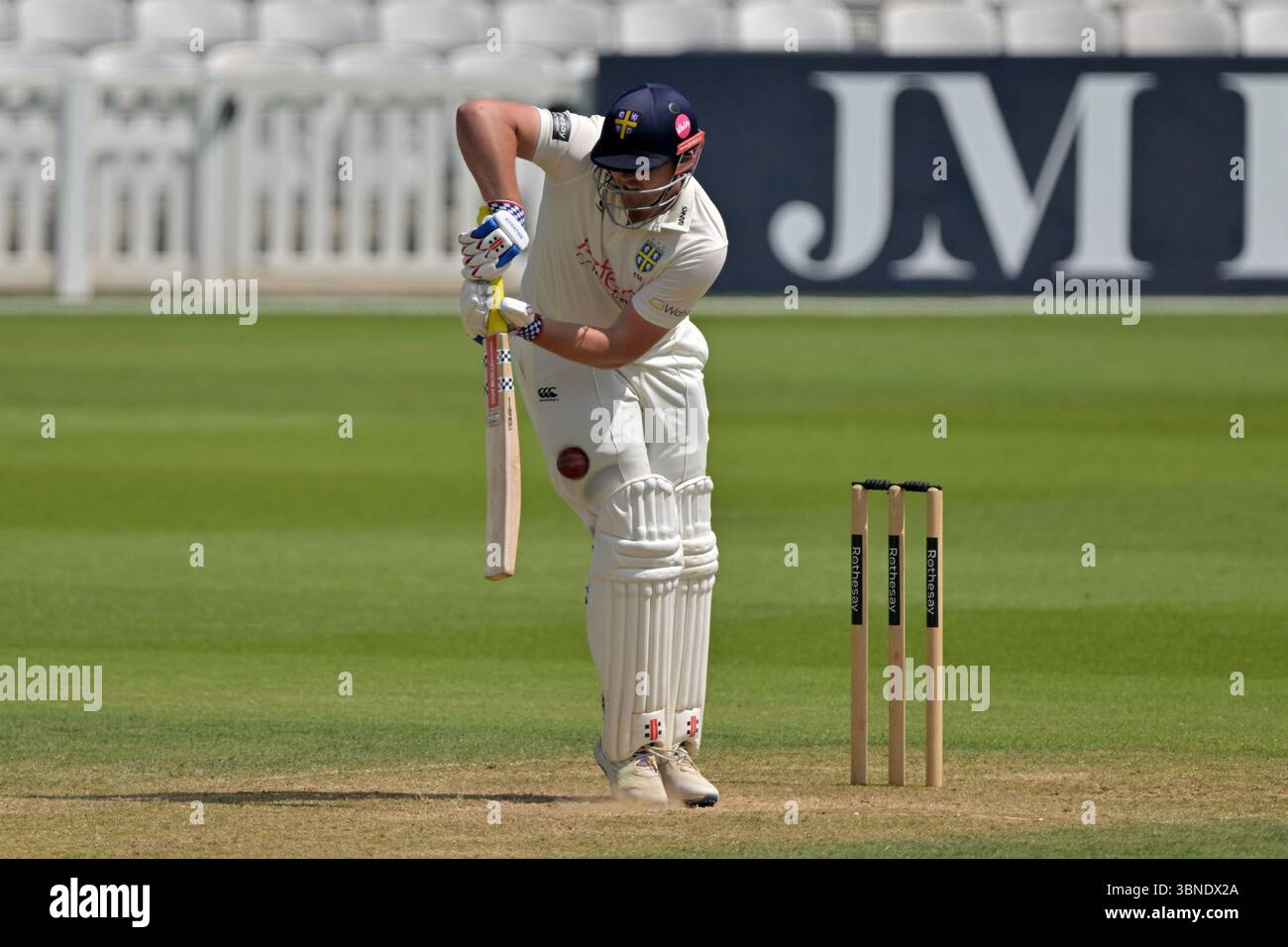 Londra, Inghilterra, 1 luglio 2025: Alex Lees di Durham si reca al 125 durante il Rothesay County Championship, partita di Division One tra Surrey e Durham al Kia Oval di Londra, Inghilterra. Crediti: Keith Gillard/Alamy Live News Foto Stock