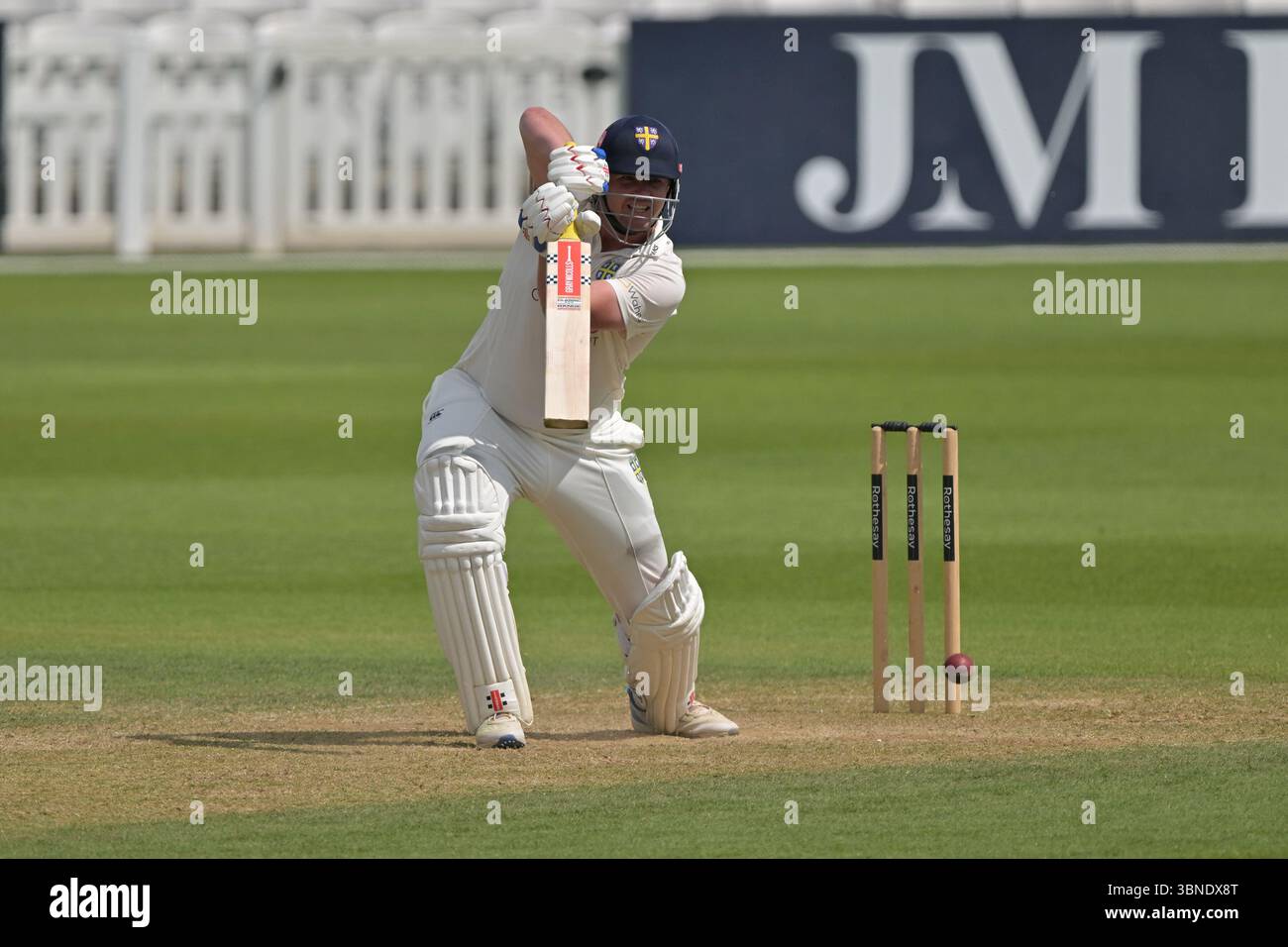 Londra, Inghilterra, 1 luglio 2025: Alex Lees di Durham si reca al 125 durante il Rothesay County Championship, partita di Division One tra Surrey e Durham al Kia Oval di Londra, Inghilterra. Crediti: Keith Gillard/Alamy Live News Foto Stock