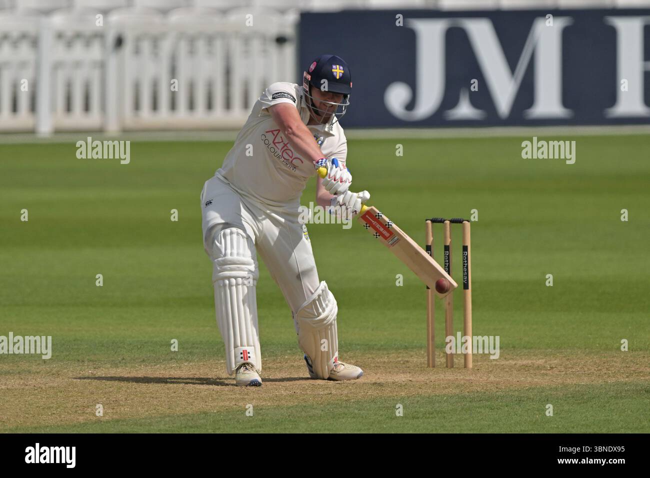Londra, Inghilterra, 1 luglio 2025: Alex Lees di Durham si reca al 125 durante il Rothesay County Championship, partita di Division One tra Surrey e Durham al Kia Oval di Londra, Inghilterra. Crediti: Keith Gillard/Alamy Live News Foto Stock