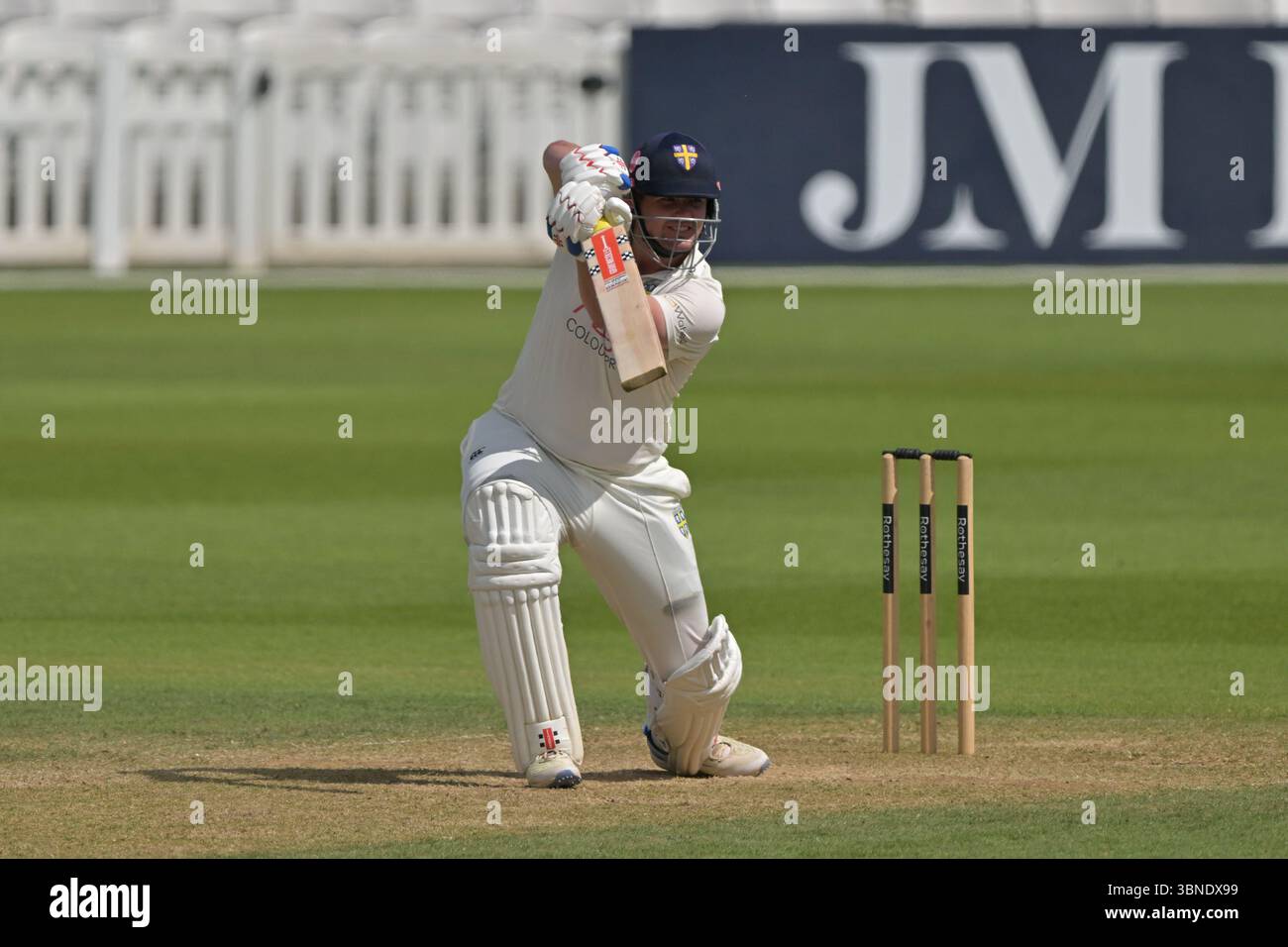 Londra, Inghilterra, 1 luglio 2025: Alex Lees di Durham si reca al 125 durante il Rothesay County Championship, partita di Division One tra Surrey e Durham al Kia Oval di Londra, Inghilterra. Crediti: Keith Gillard/Alamy Live News Foto Stock