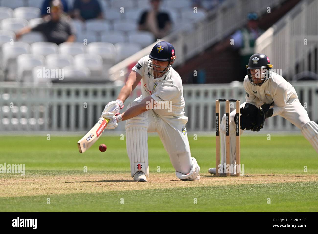 Londra, Inghilterra, 1 luglio 2025: Alex Lees di Durham si reca al 125 durante il Rothesay County Championship, partita di Division One tra Surrey e Durham al Kia Oval di Londra, Inghilterra. Crediti: Keith Gillard/Alamy Live News Foto Stock