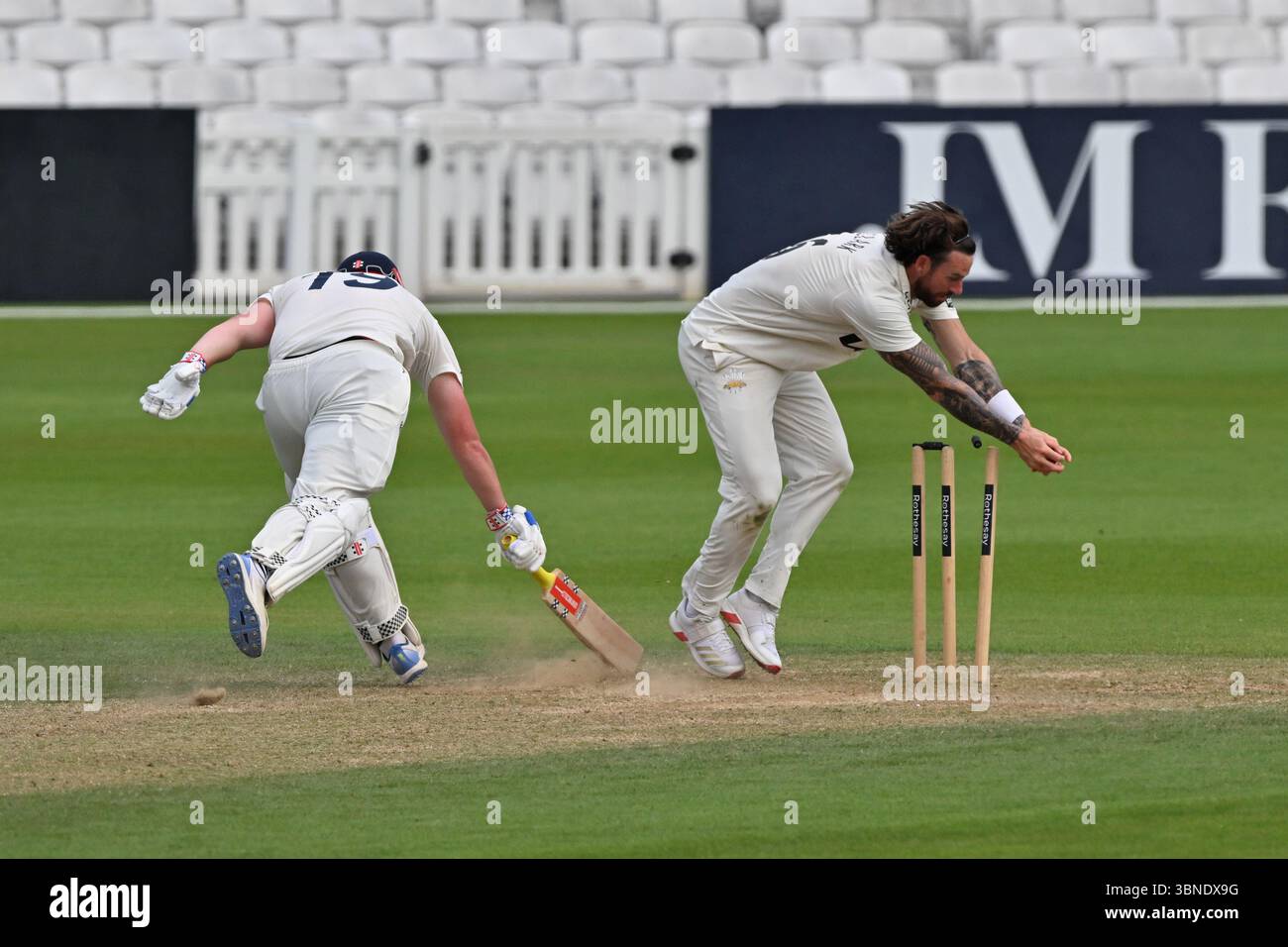 Londra, Inghilterra, 1 luglio 2025: Alex Lees di Durham fa il suo terreno come Jordan Clark del Surrey ha rimosso le palle durante il Rothesay County Championship, Division One game tra Surrey e Durham al Kia Oval, Londra, Inghilterra. Crediti: Keith Gillard/Alamy Live News Foto Stock