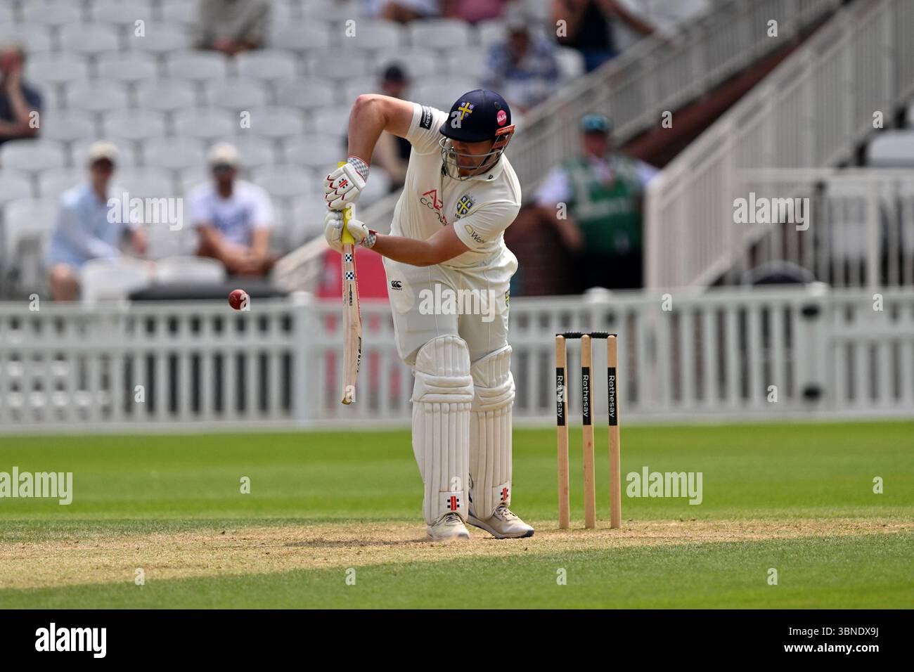 Londra, Inghilterra, 1 luglio 2025: Alex Lees di Durham si reca al 125 durante il Rothesay County Championship, partita di Division One tra Surrey e Durham al Kia Oval di Londra, Inghilterra. Crediti: Keith Gillard/Alamy Live News Foto Stock