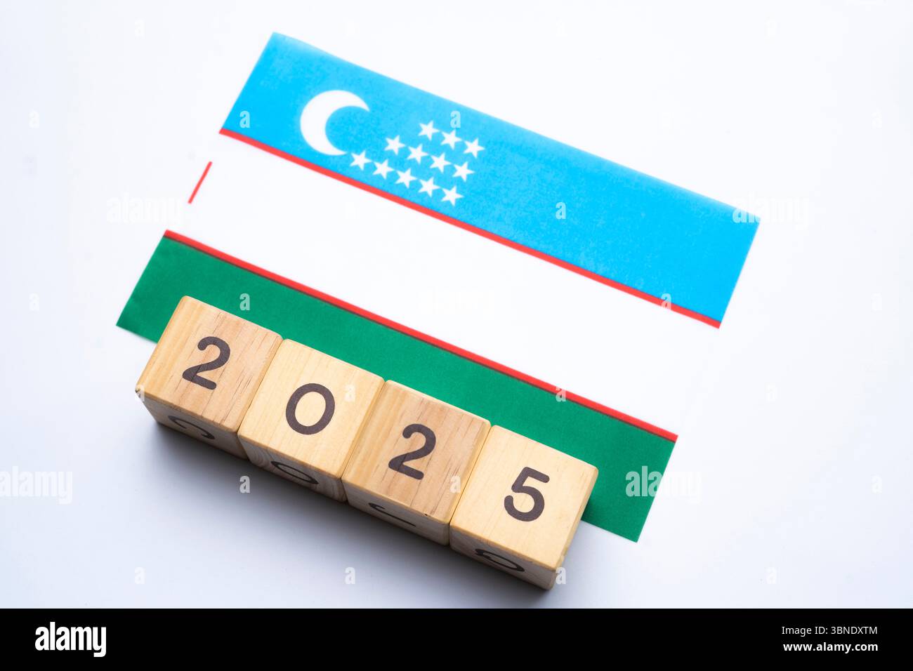 2025, Uzbekistan, bandiera dell'Uzbekistan con blocco data, concetto, eventi importanti per l'Uzbekistan nel nuovo anno, elezioni, economia, attività sociali, cen Foto Stock