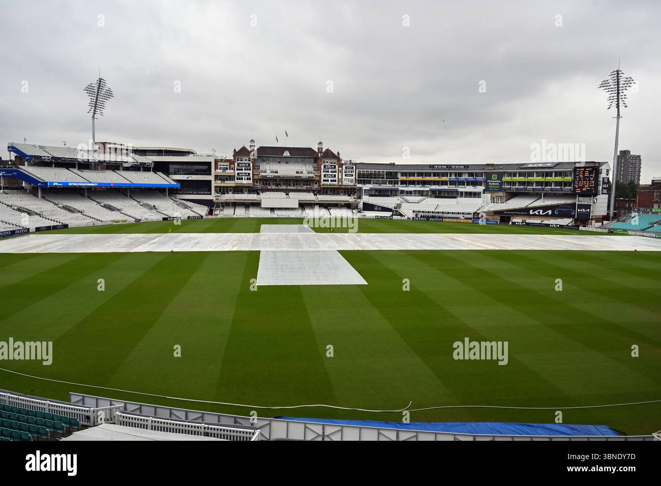 Londra, Inghilterra, 2 luglio 2025: La pioggia ritarda l'inizio del giorno 4 del Rothesay County Championship, Division One game tra Surrey e Durham al Kia Oval di Londra, Inghilterra. Crediti: Keith Gillard/Alamy Live News Foto Stock
