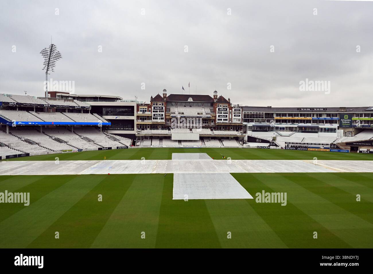 Londra, Inghilterra, 2 luglio 2025: La pioggia ritarda l'inizio del giorno 4 del Rothesay County Championship, Division One game tra Surrey e Durham al Kia Oval di Londra, Inghilterra. Crediti: Keith Gillard/Alamy Live News Foto Stock