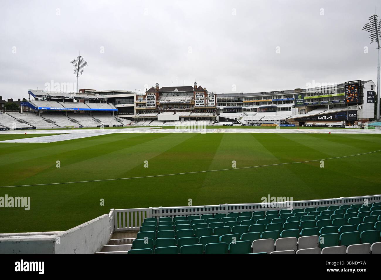 Londra, Inghilterra, 2 luglio 2025: La pioggia ritarda l'inizio del giorno 4 del Rothesay County Championship, Division One game tra Surrey e Durham al Kia Oval di Londra, Inghilterra. Crediti: Keith Gillard/Alamy Live News Foto Stock