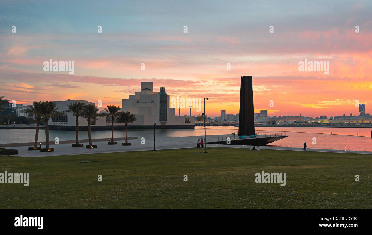 Doha, Qatar, con bellissimi riflessi. Vista dell'architettura moderna di Doha e dello splendido tramonto sullo sfondo. Foto Stock