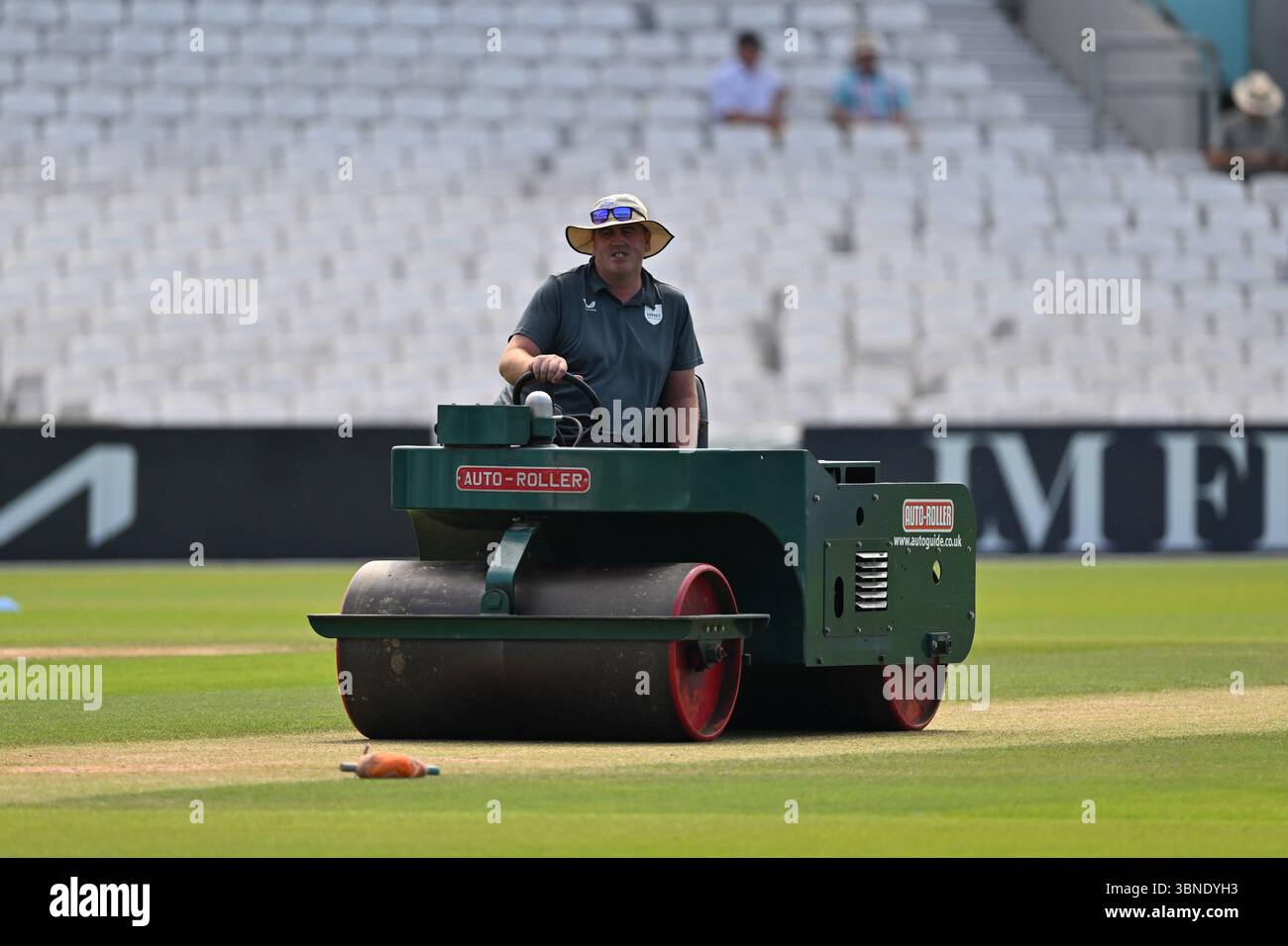 Londra, Inghilterra, 1 luglio 2025: Surrey Groundstaff prepara il wicket prima del Rothesay County Championship, Division One game tra Surrey e Durham al Kia Oval, Londra, Inghilterra. Crediti: Keith Gillard/Alamy Live News Foto Stock