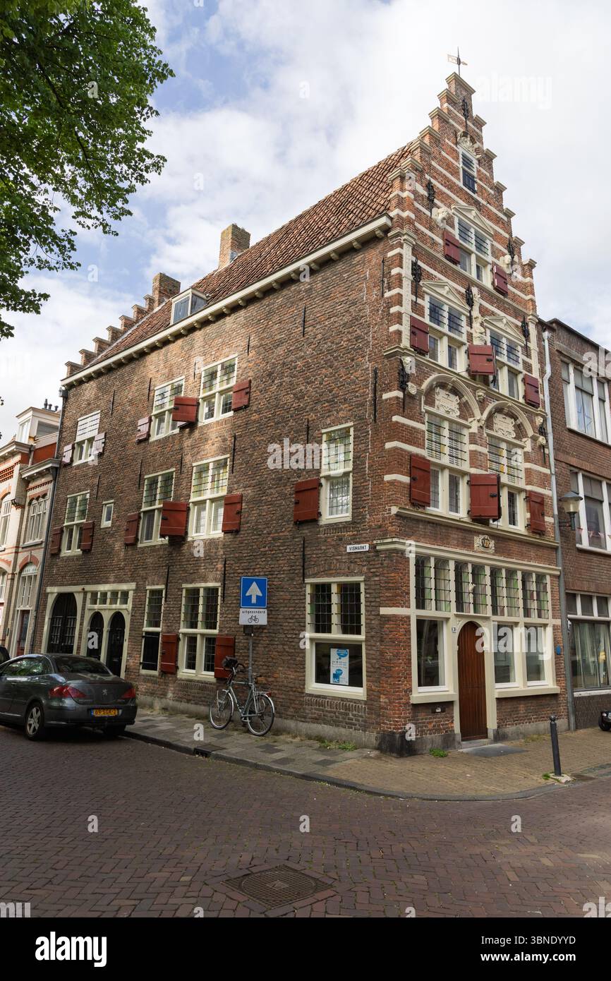 Questa suggestiva casa rinascimentale a Burgstraat 30 a Gorinchem. Presenta la classica architettura olandese con le sue persiane rosse a gradini. Gorinchem, N Foto Stock