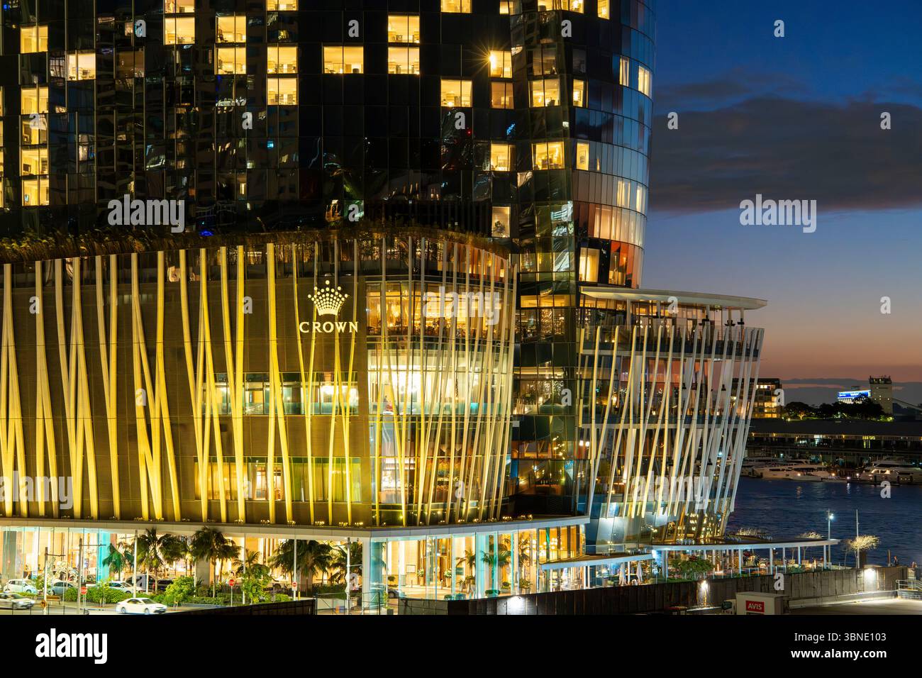 Una vista dell'esterno inferiore del Crown Resorts Australia's Crown Casino Hotel a Sydney in Australia di notte Foto Stock