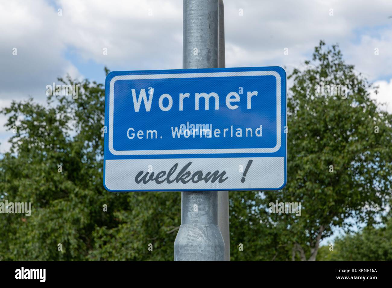 Questo primo piano di un "Wormer Welkom!" Il cartello, che segna il comune di Wormerland nei Paesi Bassi, è ideale per illustrare i saluti locali Foto Stock