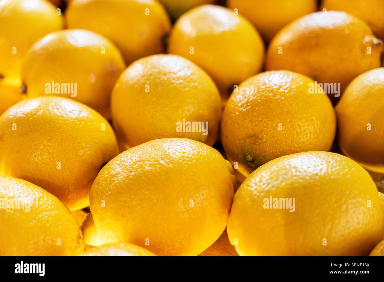 Primo piano frutta fresca d'arancia. sfondo di molte arance Foto Stock