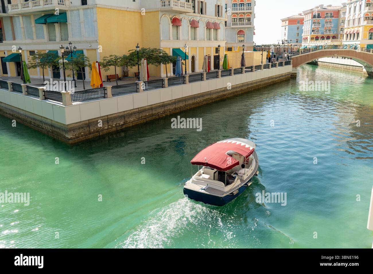 Quartiere Little Venice. Bellissime case in stile veneziano e canali d'acqua tra le case e i ponti sul fiume. Moderna architettura europea Foto Stock