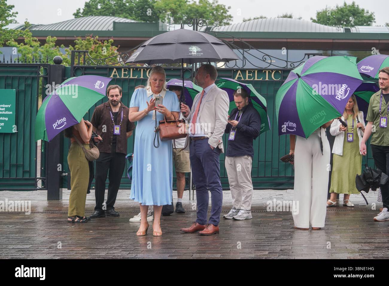 Londra, Regno Unito. 2 luglio 2025. Gli spettatori di tennis si riparano con gli ombrelli quando la pioggia cade il giorno 3 dei Campionati di Wimbledon dopo la giornata di apertura da record, quando la temperatura è salita a 33 Celsius/91 gradi Fahrenheit Amer Ghazzal/Alamy Live News Foto Stock Londra, Regno Unito. 2 luglio 2025. Gli spettatori di tennis si riparano con gli ombrelli quando la pioggia cade il giorno 3 dei Campionati di Wimbledon dopo la giornata di apertura da record, quando la temperatura è salita a 33 Celsius/91 gradi Fahrenheit Amer Ghazzal/Alamy Live News Foto Stock