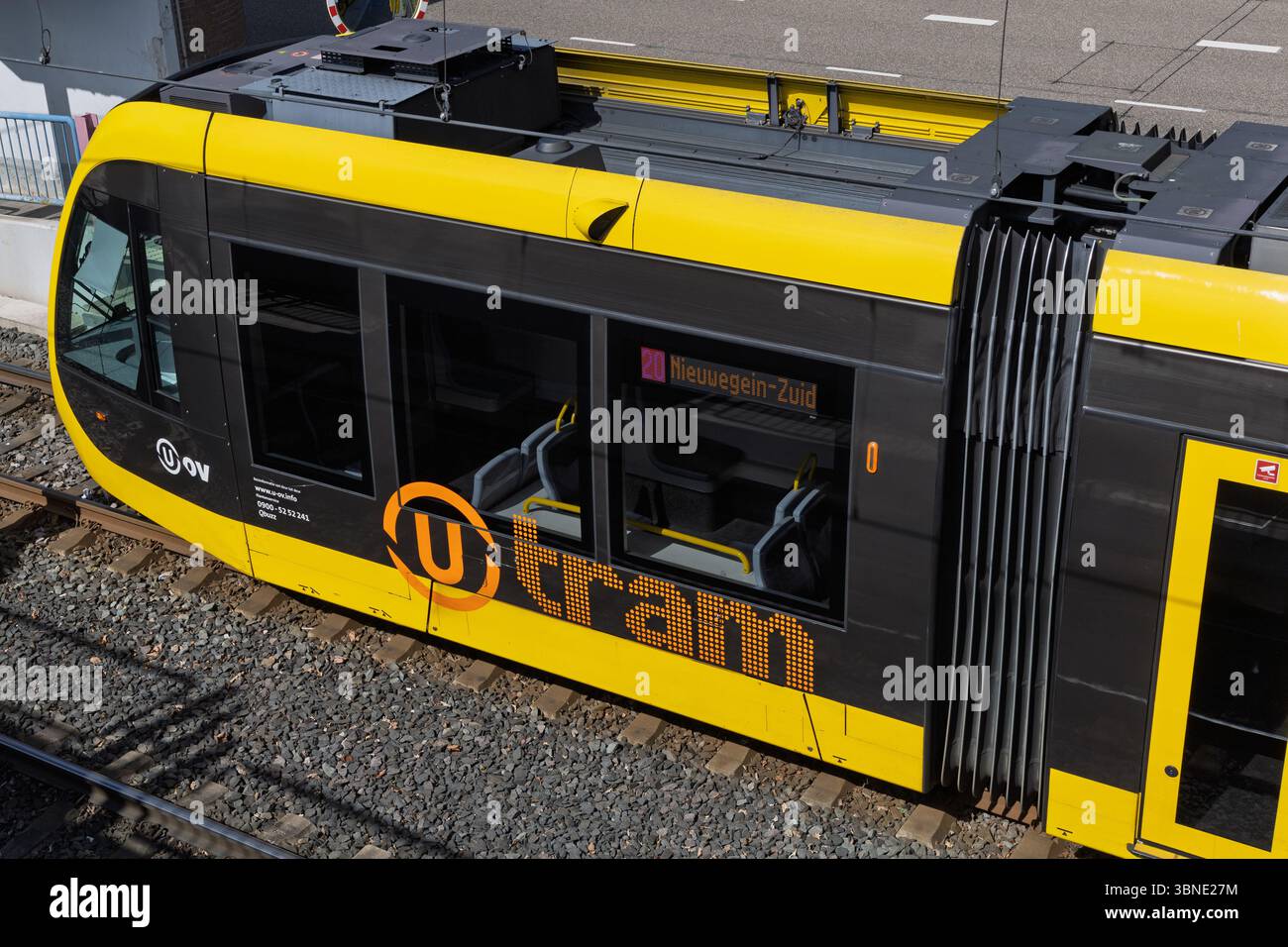 Un dettagliato primo piano di un moderno tram U-OV giallo e nero per Nieuwegein Zuid, che mette in risalto i trasporti pubblici urbani e il design elegante. Niewegein, Nethe Foto Stock