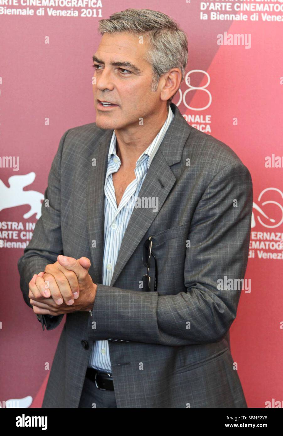 George Clooney ad una chiamata fotografica per "le Idi di marzo" alla Mostra del Cinema di Venezia in Italia - 31 agosto 2011 FAMOUS PICTURES AND FEATURES AGENCY 13 HARWOOD ROAD LONDRA SW6 4QP REGNO UNITO tel +44 (0) 20 7731 9333 fax +44 (0) 20 7731 9330 e-mail info@famous.uk.com www.famous.uk.com FAM42236 Foto Stock