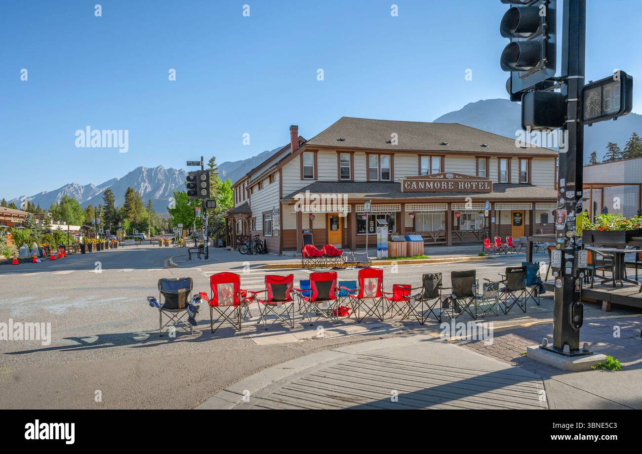 Canmore, Alberta, Canada – 1 luglio 2025: Sedie di fronte al Canmore Hotel, posti riservati sulla strada della parata del Canada Day lungo Main Street Foto Stock
