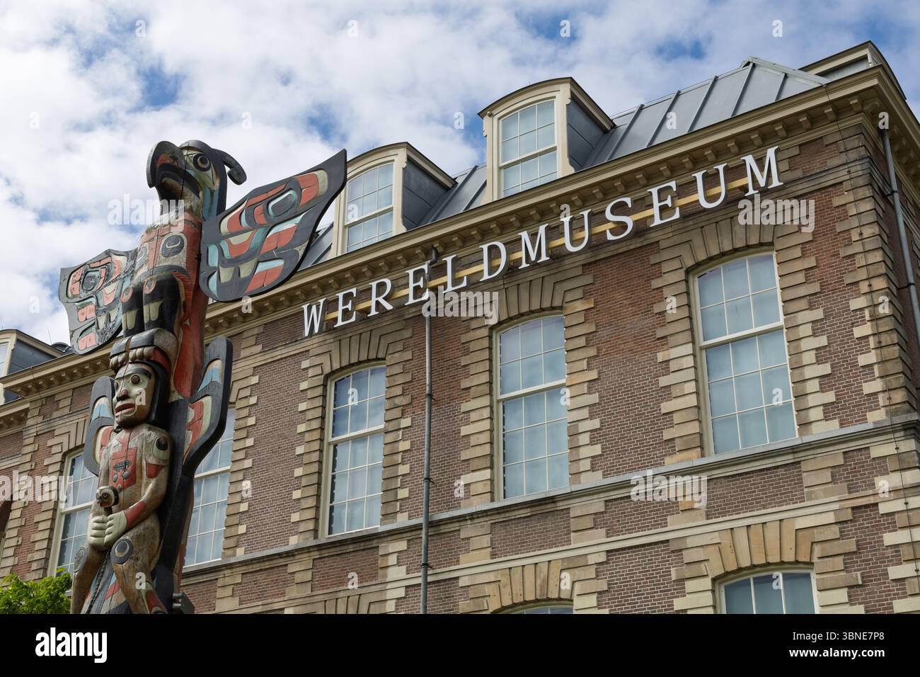 Questo primo piano cattura il palo totemico contro lo storico edificio del Wereldmuseum Leiden, mettendo in evidenza le sue mostre culturali. Leida, Paesi Bassi, 4 milioni di anni fa Foto Stock