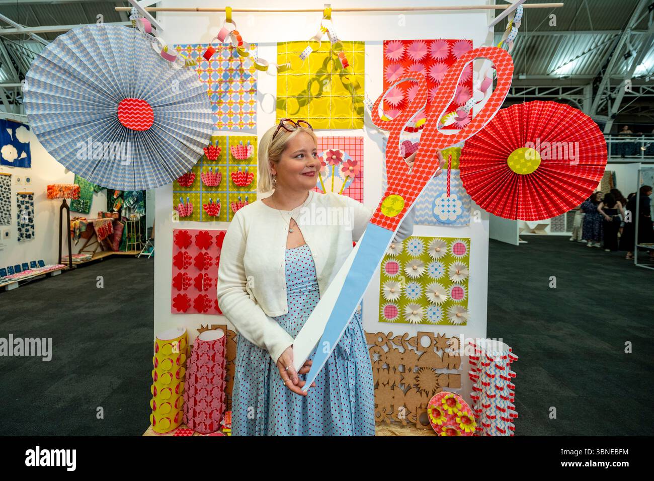 Londra, Regno Unito. 2 luglio 2025. Madison Craig, della Heriot Watt University, con il suo lavoro «Yipee!» In anteprima a New Designers, la mostra annuale che mostra il lavoro di oltre 2.500 dei migliori laureati di design del Regno Unito. L'evento si svolge nel corso di due settimane, dal 2 al 5 luglio e dal 9 al 12 luglio, presso il Business Design Centre di Islington, che comprende moda, tessuti, mobili, design di prodotti, illustrazione e molto altro ancora. Crediti: Stephen Chung / Alamy Live News Foto Stock